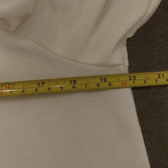 Cold Shoulder Ruffle Ivory Top Size Large - Picture 8 of 12